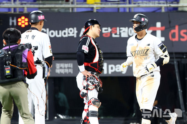 [수원=뉴시스] 전신 기자 = 8일 경기도 수원케이티위즈파크에서 열린 2024 KBO 포스트시즌 준플레이오프 3차전 LG 트윈스와 kt 위즈의 경기에서 9회말 1사 2루 kt 배정대가 투런홈런을 친 뒤 홈을 밟고 있다. 2024.10.08. photo1006@newsis.com