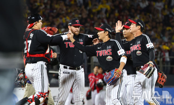 [수원=뉴시스] 전신 기자 = 8일 경기도 수원케이티위즈파크에서 열린 2024 KBO 포스트시즌 준플레이오프 3차전 LG 트윈스와 kt 위즈의 경기에서 6-5 승리한 LG 선수들이 자축하고 있다. 2024.10.08. photo1006@newsis.com