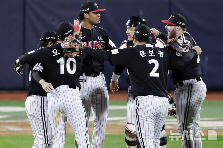 [수원=뉴시스] 최동준 기자 = 8일 경기도 수원케이티위즈파크에서 열린 2024 KBO 포스트시즌 준플레이오프 3차전 LG 트윈스와 kt 위즈의 경기에서 6-5로 승리한 LG 선수들이 기뻐하고 있다. 2024.10.08. photocdj@newsis.com