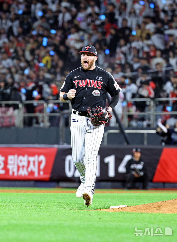 [수원=뉴시스] 김금보 기자 = 8일 경기도 수원케이티위즈파크에서 열린 2024 KBO 포스트시즌 준플레이 오프 3차전 LG 트윈스와 kt 위즈의 경기, 6-5로 승리한 LG 오스틴이 포효하고 있다. 2024.10.08. kgb@newsis.com