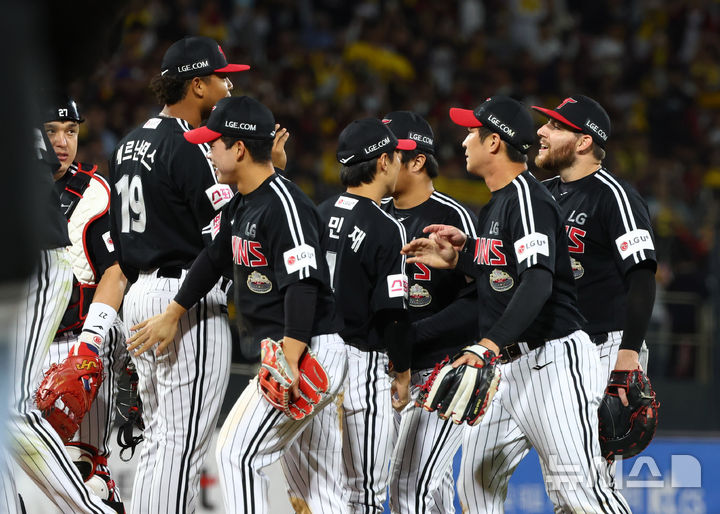 [수원=뉴시스] 전신 기자 = 8일 경기도 수원케이티위즈파크에서 열린 2024 KBO 포스트시즌 준플레이오프 3차전 LG 트윈스와 kt 위즈의 경기에서 6-5 승리한 LG 선수들이 자축하고 있다. 2024.10.08. photo1006@newsis.com