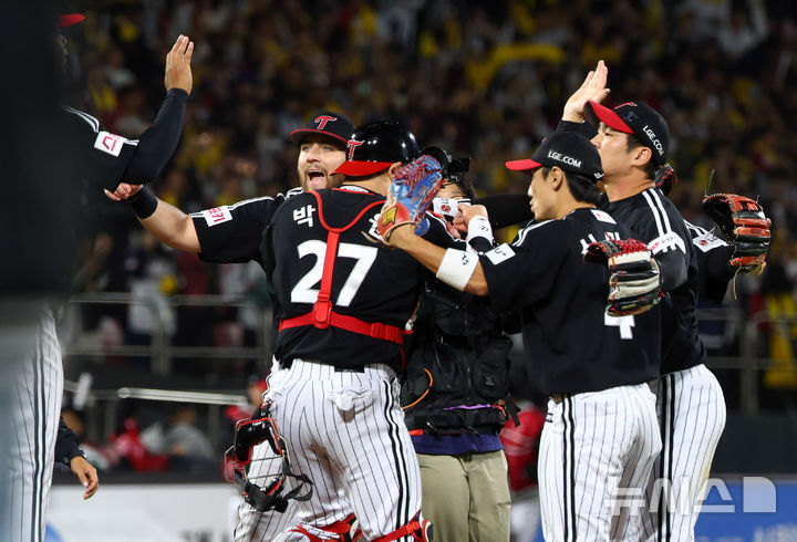 [수원=뉴시스] 전신 기자 = 지난 8일 경기도 수원케이티위즈파크에서 열린 2024 KBO 포스트시즌 준플레이오프 3차전 LG 트윈스와 kt 위즈의 경기에서 6-5 승리한 LG 선수들이 자축하고 있다. 2024.10.08. photo1006@newsis.com