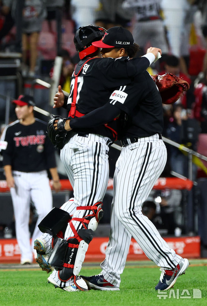 [수원=뉴시스] 전신 기자 = 8일 경기도 수원케이티위즈파크에서 열린 2024 KBO 포스트시즌 준플레이오프 3차전 LG 트윈스와 kt 위즈의 경기에서 6-5 승리한 LG 에르난데스와 포수 박동원이 포옹하고 있다. 2024.10.08. photo1006@newsis.com