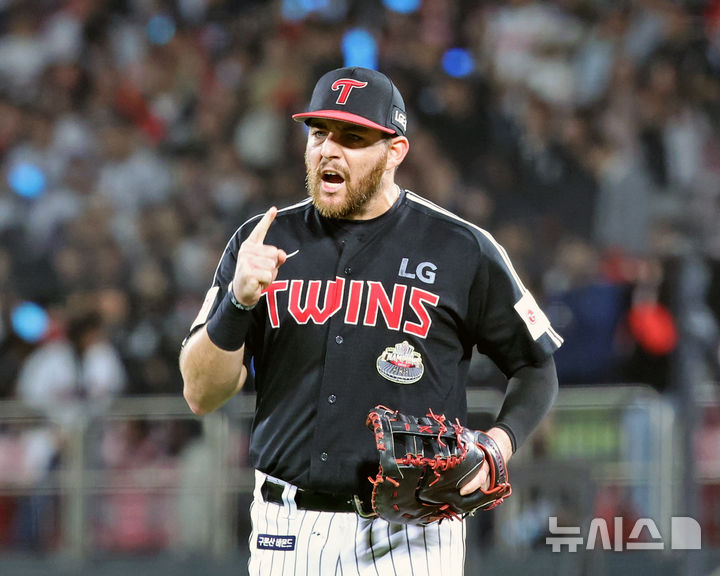 [수원=뉴시스] 김금보 기자 = 8일 경기도 수원케이티위즈파크에서 열린 2024 KBO 포스트시즌 준플레이 오프 3차전 LG 트윈스와 kt 위즈의 경기, 6-5로 승리한 LG 오스틴이 포효하고 있다. 2024.10.08. kgb@newsis.com