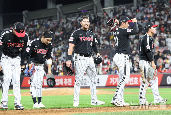 [수원=뉴시스] 김금보 기자 = 8일 경기도 수원케이티위즈파크에서 열린 2024 KBO 포스트시즌 준플레이 오프 3차전 LG 트윈스와 kt 위즈의 경기, 6-5로 승리한 LG 오스틴이 기뻐하고 있다. 2024.10.08. kgb@newsis.com