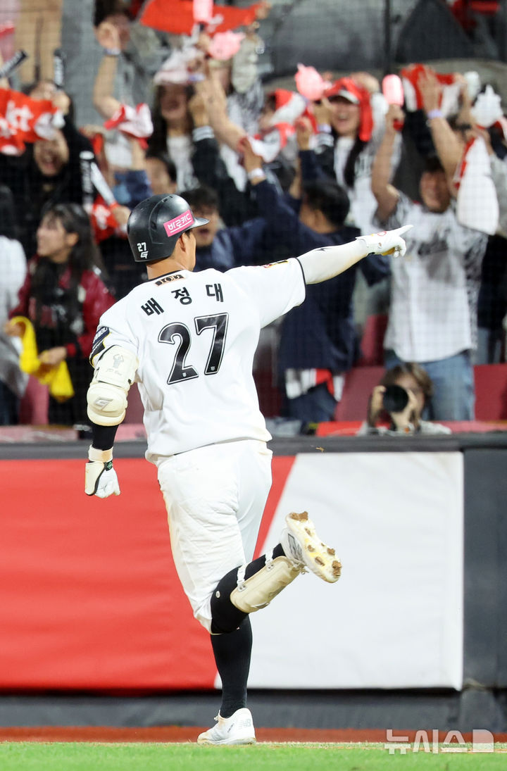 [수원=뉴시스] 김금보 기자 = 8일 경기도 수원케이티위즈파크에서 열린 2024 KBO 포스트시즌 준플레이 오프 3차전 LG 트윈스와 kt 위즈의 경기, 9회말 1사 2루 kt 배정대가 투런 홈런을 치고 기빠하고 있다. 2024.10.08. kgb@newsis.com