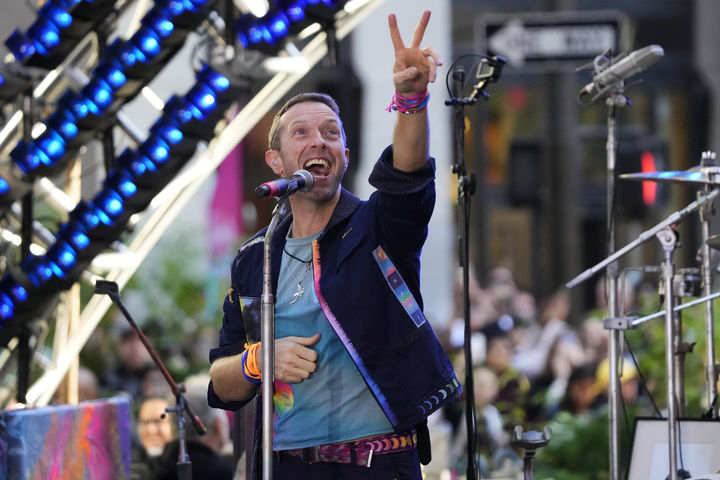 [뉴욕=AP/뉴시스] 지난 8일(현지시간) 미국 뉴욕 록펠러 플라자에서 열린 NBC 투데이 쇼에서 공연 중인 콜드플레이 프런트맨 크리스 마틴