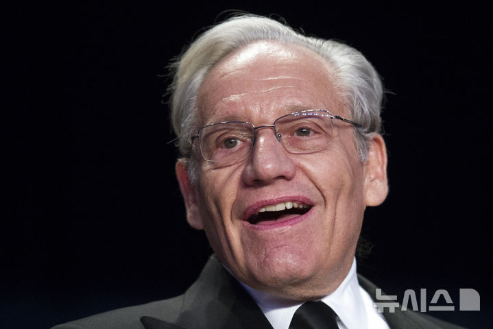 [워싱턴=AP/뉴시스]미국 저명 언론인 밥 우드워드가 19일(현지시각) 도널드 트럼프 차기 대통령 당선인의 인선 기조를 강도 높게 비판했다. 사진은 그가 2017년 4월29일 백악관 만찬에 참석한 모습. 2024.11.20.