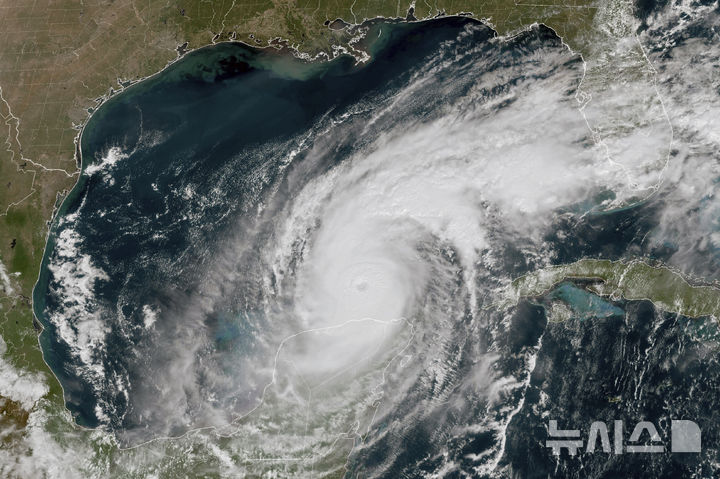 [멕시코만=AP/뉴시스]미국 해양대기청(NOAA)이 8일(현지시각) 낮 12시15분 멕시코 유카탄 반도 연안 멕시코만에서 동북쪽으로 진행 중인 태풍 밀턴을 위성으로 촬영한 모습. 2024.10.09.