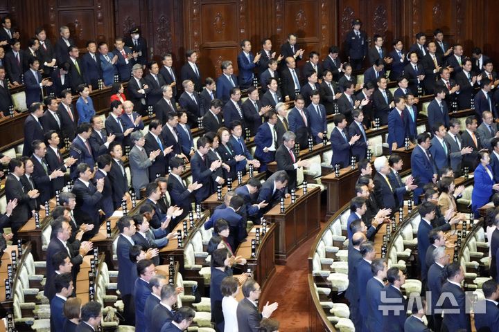 [도쿄=AP/뉴시스] 일본 중의원 의원들이 9일 도쿄 국회의사당에서 열린 본회의에서 해산 선언 후 손뼉 치고 있다. 중의원 해산으로 오는 27일 조기 총선거가 실시될 예정이다. 2024.10.09.