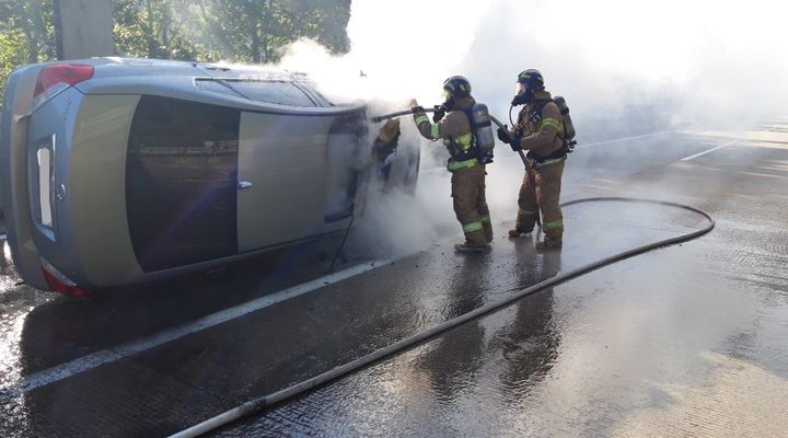 칠곡군 가산면 중앙고속도로 창원방향 131㎞ 지점에서 전복된 SM5 승용차의 화재를 진압하고 있다. (사진=경북소방본부 제공) *재판매 및 DB 금지
