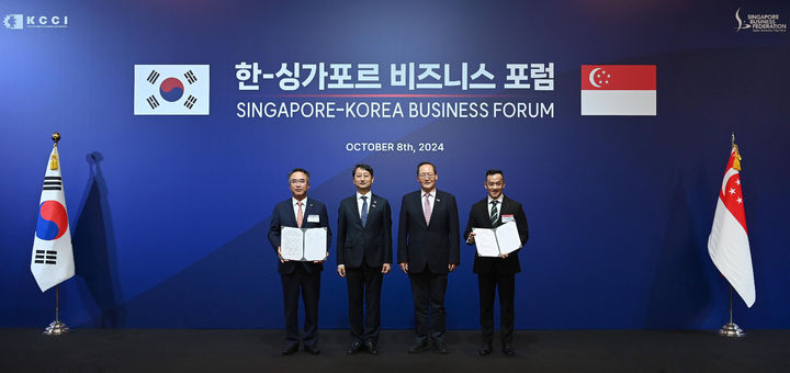 MOU 체결 이후 기념 사진을 촬영하고 있다. (왼쪽부터) 송종민 대한전선 부회장, 안덕근 산업통상자원부 장관, 탄 시 렝 통상산업부 제2장관 겸 인력부 장관, MEO社의 CEO 대런 앙. (사진=대한전선 제공) 2024.10.09. photo@newsis.com *재판매 및 DB 금지