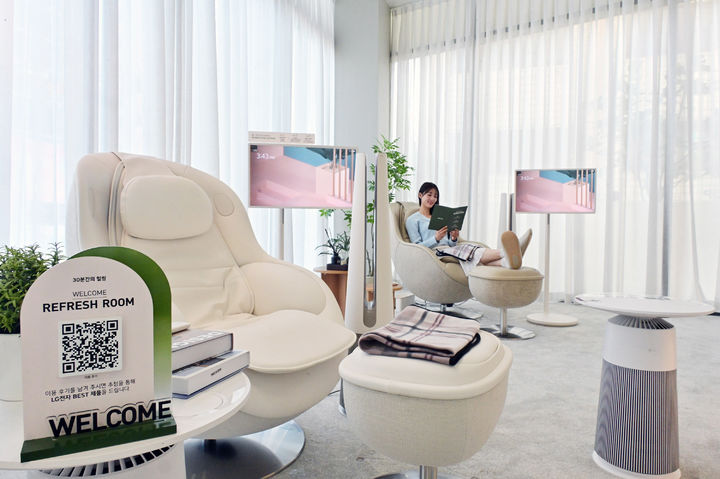 [서울=뉴시스] LG전자가 나만의 공간에서 휴식을 취하며 다양한 가전제품을 경험하는 체험공간 ‘리프레쉬 룸’을 선보인다. LG전자 베스트샵 강남본점, 강서본점, 강동본점, 부평구청점, 북대구본점, 부산본점 등에서 운영되며, 이용을 원하는 고객은 오는 11일부터 LG전자 홈페이지에서 신청 가능하다. (사진=LG전자 제공) 2024.10.09. photo@newsis.com *재판매 및 DB 금지
