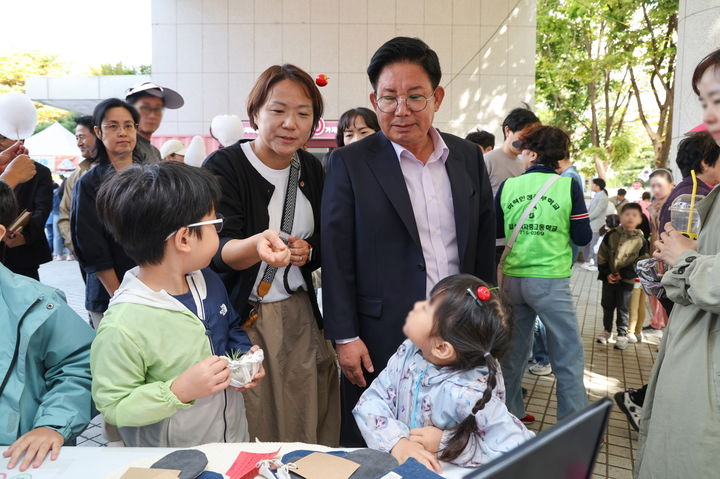 [서울=뉴시스]염리동 소금축제에 참여한 어린이들을 바라보고 있는 박강수 마포구청장. 2024.10.09. (사진=마포구 제공) *재판매 및 DB 금지