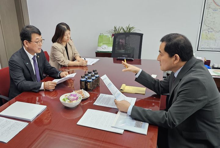 [진주=뉴시스]박대출 국회의원, 국가유산청장 만나 촉석루 보물지정 촉구. *재판매 및 DB 금지