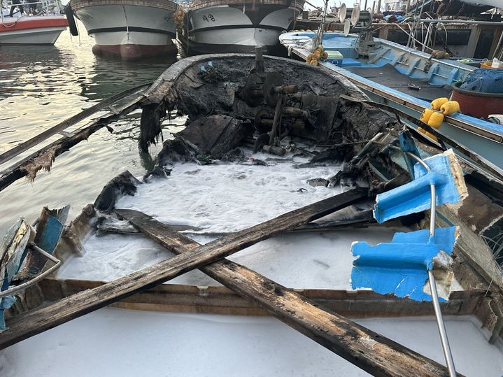 [군산=뉴시스] 9일 오후 5시33분께 전북 군산시 비응도동 인근 항구에 정박하던 3t급 꽃게잡이 어선에서 불이 나 15분여 만에 진화됐다. (사진=전북특별자치도소방본부 제공) 2024.10.09. photo@newsis.com *재판매 및 DB 금지