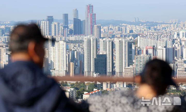 [서울=뉴시스] 이영환 기자 = 9일 오전 서울 용산구 남산공원에서 바라본 서울 시내에 아파트가 보이고 있다. 2024.10.09. 20hwan@newsis.com