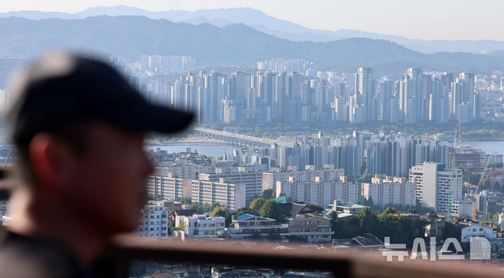 [서울=뉴시스] 이영환 기자 = 9일 오전 서울 용산구 남산공원에서 바라본 서울 시내에 아파트가 보이고 있다. 20024.10.09. 20hwan@newsis.com