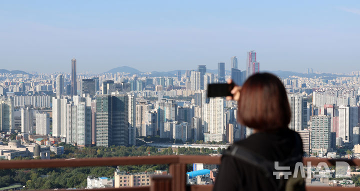 [서울=뉴시스] 이영환 기자 = 9일 오전 서울 용산구 남산공원에서 바라본 서울 시내에 아파트가 보이고 있다.  서울부동산정보광장에 따르면 지난달 서울아파트 거래량은 총 2080건으로 집계됐다. 신고기한이 아직 한 달가량 남았지만, 지난 8월 거래량(6127건)과 비교하면 절반 수준으로 줄어들 것으로 보인다.   매수자는 고금리 기조 장기화와 대출 규제 강화 등의 영향으로 금융 부담이 커지고, 매도자는 앞으로 집값이 더 오를 것을 기대하며 버티기에 나서고 있다. 매도자와 매수자 간 희망 거래 가격 차이로 시장에 매물이 쌓이고 있다. 2024.10.09. 20hwan@newsis.com