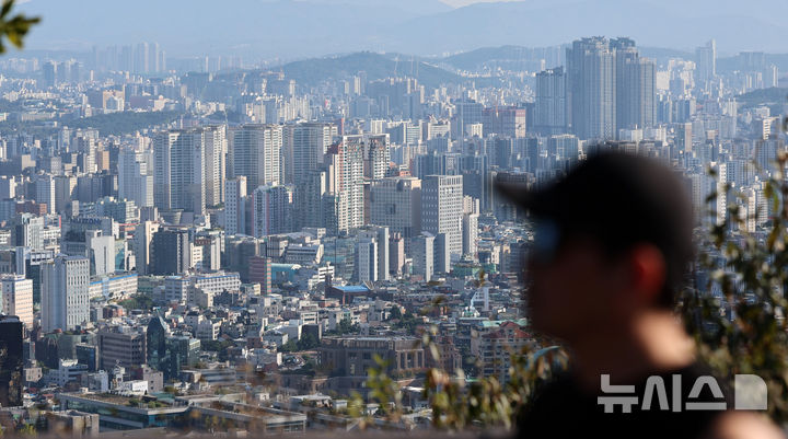 [서울=뉴시스] 이영환 기자 = 9일 오전 서울 용산구 남산공원에서 바라본 서울 시내에 아파트가 보이고 있다. 2024.10.09. 20hwan@newsis.com