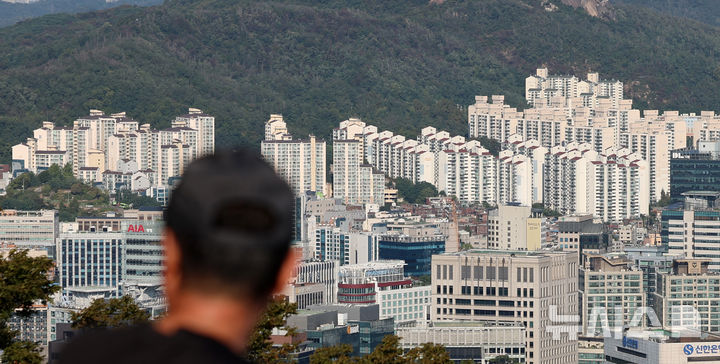 [서울=뉴시스] 이영환 기자 = 서울 용산구 남산공원에서 바라본 서울 시내에 아파트가 보이고 있다. 2024.10.09. 20hwan@newsis.com