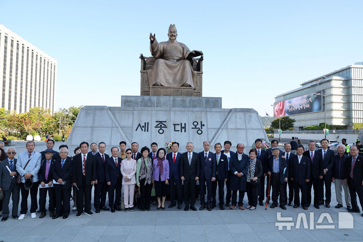 [서울=뉴시스] 배훈식 기자 = 유인촌 문화체육관광부 장관이 9일 오전 서울 종로구 광화문광장 세종대왕 동상 앞에서 열린 '한글날, 세종대왕께 꽃 바치기' 행사 기념촬영을 하고 있다. 2024.10.09. dahora83@newsis.com