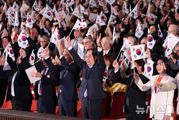 [서울=뉴시스] 배훈식 기자 = 한덕수 국무총리가 9일 오전 서울 종로구 세종문화회관에서 열린 578돌 한글날 경축식에서 만세삼창을 하고 있다. (공동취재) 2024.10.09. photo@newsis.com