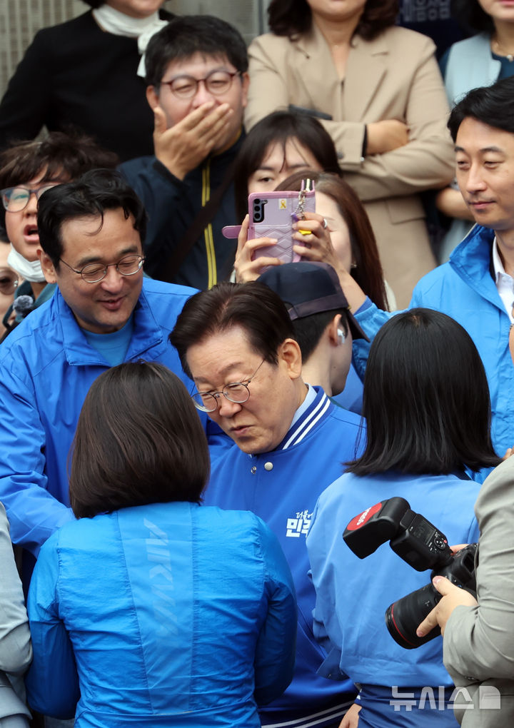 [부산=뉴시스] 하경민 기자 = 이재명 더불어민주당 대표가 9일 부산 금정구 이마트 앞에서 열린 집중유세에 참석, 지지자들과 인사하고 있다.  2024.10.09. yulnetphoto@newsis.com