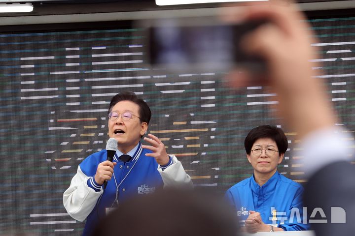 [부산=뉴시스] 하경민 기자 = 이재명 더불어민주당 대표가 9일 부산 금정구 이마트 앞에서 열린 집중유세에 참석, 김경지 금정구청장 보궐선거 후보의 지지를 호소하고 있다. 2024.10.09. yulnetphoto@newsis.com