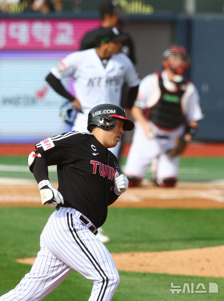 [수원=뉴시스] 전신 기자 = 9일 경기도 수원케이티위즈파크에서 열린 2024 KBO 포스트시즌 준플레이오프 4차전 LG 트윈스와 kt 위즈의 경기에서 2회초 2사 LG 김현수가 솔로 홈런을 친 뒤 그라운드를 돌고 있다. 2024.10.09. photo1006@newsis.com