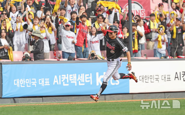 [수원=뉴시스] 김금보 기자 = 지난 9일 경기도 수원케이티위즈파크에서 열린 2024 KBO 포스트시즌 준플레이오프 4차전 LG 트윈스와 kt 위즈의 경기, 2회초 2사 주자없는 상황 LG 박해민이 솔로홈런을 치고 베이스를 돌고 있다.  2024.10.09. kgb@newsis.com