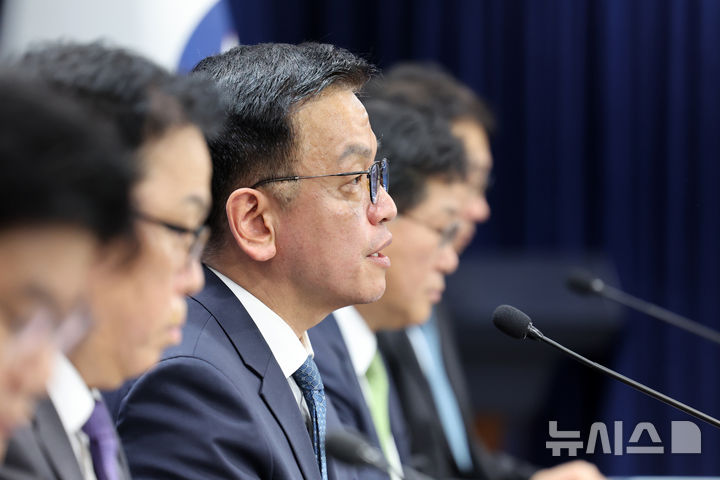 [서울=뉴시스] 배훈식 기자 = 최상목 경제부총리 겸 기획재정부 장관이 9일 오후 서울 종로구 정부서울청사에서 FTSE 러셀의 한국 세계국채지수(WGBI) 편입 결정을 발표하고 있다. 2024.10.09. dahora83@newsis.com