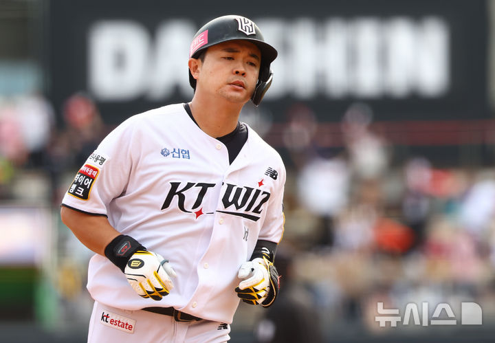 [수원=뉴시스] 황준선 기자 = 9일 경기도 수원케이티위즈파크에서 열린 2024 KBO 포스트시즌 준플레이오프 4차전 LG 트윈스와 kt 위즈의 경기, 2회 말 무사 주자 없는 상황 kt 문상철이 솔로 홈런을 치고 그라운드를 돌고 있다. 2024.10.09. hwang@newsis.com
