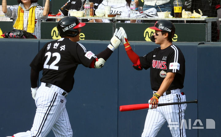 [수원=뉴시스] 전신 기자 = 지난해 10월9일 경기도 수원케이티위즈파크에서 열린 2024 KBO 포스트시즌 준플레이오프 4차전 LG 트윈스와 kt 위즈의 경기에서 2회초 2사 LG 김현수가 솔로 홈런을 친 뒤 후속타자 박해민과 하이파이브를 하고 있다. 2024.10.09. photo1006@newsis.com