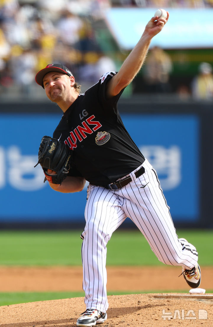 [수원=뉴시스] 황준선 기자 = 9일 경기도 수원케이티위즈파크에서 열린 2024 KBO 포스트시즌 준플레이오프 4차전 LG 트윈스와 kt 위즈의 경기, 1회 말 LG 선발 엔스가 역투하고 있다. 2024.10.09. hwang@newsis.com