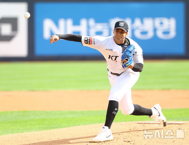 [수원=뉴시스] 황준선 기자 = 9일 경기도 수원케이티위즈파크에서 열린 2024 KBO 포스트시즌 준플레이오프 4차전 LG 트윈스와 kt 위즈의 경기, 1회 초 kt 선발 쿠에바스가 역투하고 있다. 2024.10.09. hwang@newsis.com