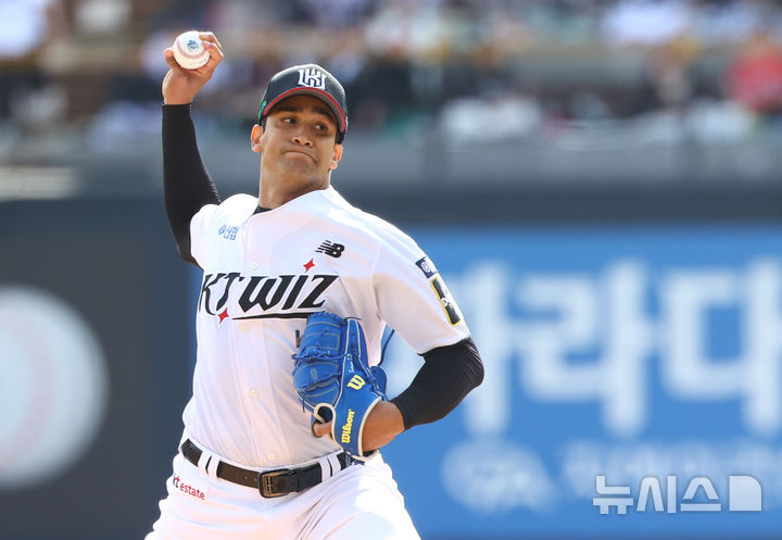 [수원=뉴시스] 황준선 기자 = 9일 경기도 수원케이티위즈파크에서 열린 2024 KBO 포스트시즌 준플레이오프 4차전 LG 트윈스와 kt 위즈의 경기, 1회 초 kt 선발 쿠에바스가 역투하고 있다. 2024.10.09. hwang@newsis.com