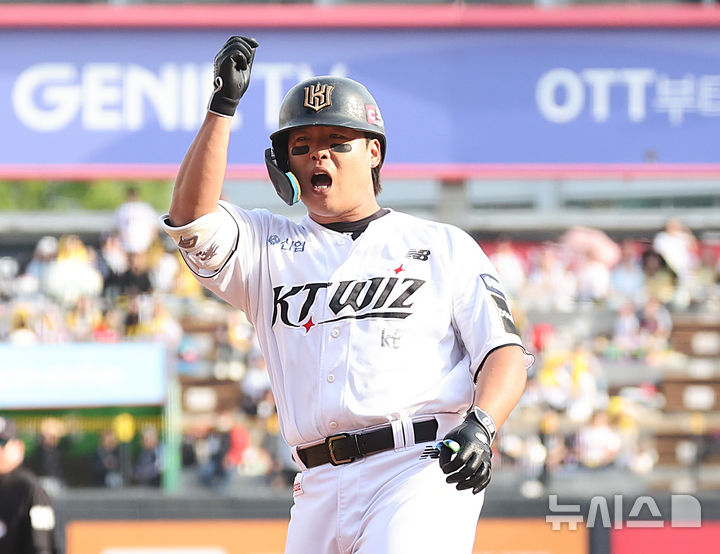 [수원=뉴시스] 김금보 기자 = 9일 경기도 수원케이티위즈파크에서 열린 2024 KBO 포스트시즌 준플레이오프 4차전 LG 트윈스와 kt 위즈의 경기, 5회말 무사 주자없는 상황 kt 강백호가 솔로홈런을 치고 표호하고 있다. 2024.10.09. kgb@newsis.com