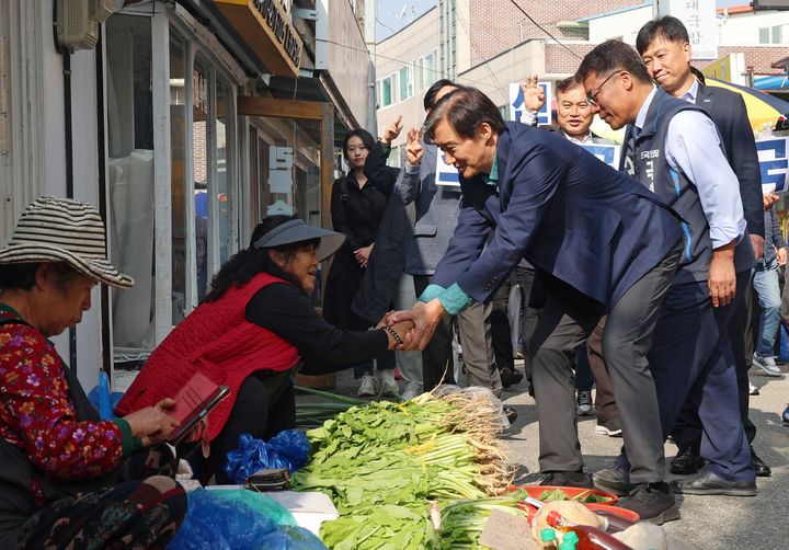 [서울=뉴시스] 조성우 기자 = 조국 조국혁신당 대표가 9일 전남 곡성군 옥과장에서 상인들을 만나 박웅두 곡성군수 재보궐선거 후보 지지를 호소하고 있다. (사진=조국혁신당 제공) 2024.10.09. photo@newsis.com *재판매 및 DB 금지