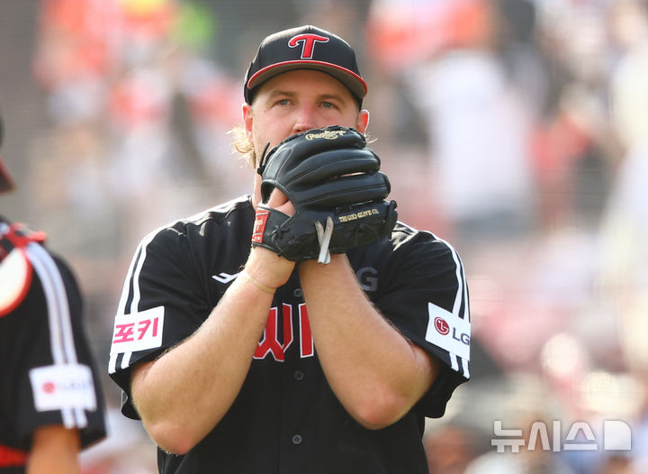 [수원=뉴시스] 황준선 기자 = 9일 경기도 수원케이티위즈파크에서 열린 2024 KBO 포스트시즌 준플레이오프 4차전 LG 트윈스와 kt 위즈의 경기, 4회말 LG 선발 엔스가 교체되어 마운드를 내려오고 있다.2024.10.09. hwang@newsis.com