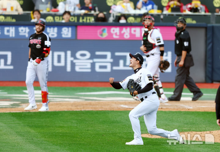 [수원=뉴시스] 전신 기자 = 9일 경기도 수원케이티위즈파크에서 열린 2024 KBO 포스트시즌 준플레이오프 4차전 LG 트윈스와 kt 위즈의 경기에서 7회초 2사 1루 kt 고영표가 LG 오스틴의 타구를 잡아내며 무실점으로 이닝을 마친 뒤 기뻐하고 있다. 2024.10.09. photo1006@newsis.com