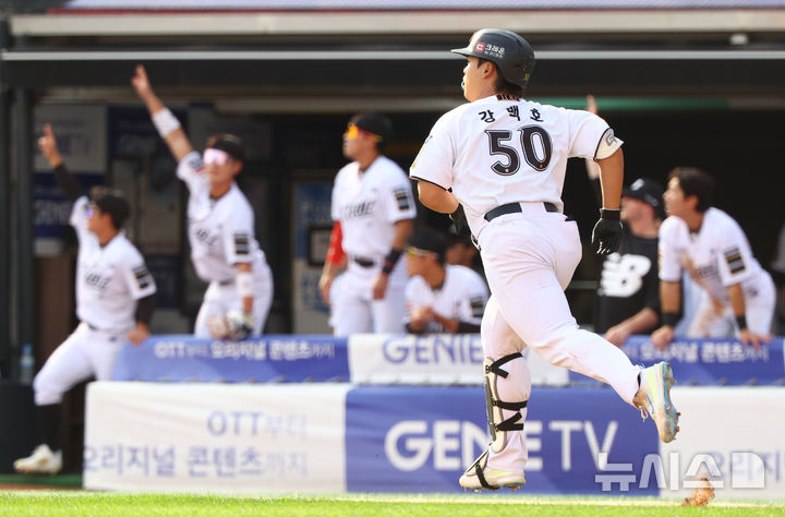 [수원=뉴시스] 황준선 기자 = 9일 경기도 수원케이티위즈파크에서 열린 2024 KBO 포스트시즌 준플레이오프 4차전 LG 트윈스와 kt 위즈의 경기, 5회말 무사 주자없는 상황 kt 강백호가 솔로홈런을 치고 있다. 2024.10.09. hwang@newsis.com