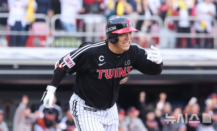 [수원=뉴시스] 김금보 기자 = 지난 9일 경기도 수원케이티위즈파크에서 열린 2024 KBO 포스트시즌 준플레이오프 4차전 LG 트윈스와 kt 위즈의 경기, 8회초 1사 2루 LG 김현수가 1타점 적시타를 치고 기뻐하고 있다. 2024.10.09. kgb@newsis.com