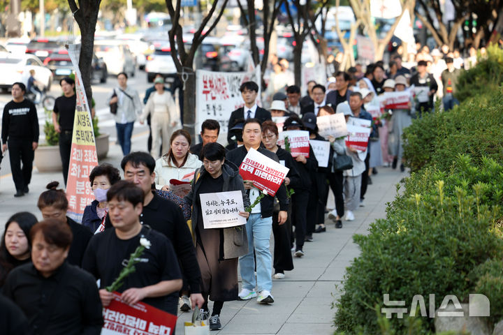 [부천=뉴시스] 김선웅 기자 = 9일 경기 부천시청 앞에 마련된 8.22 부천 호텔 화재참사 합동분향소에서 열린 49일 시민추모제를 마친 유족, 시민들이 유명을 달리한 희생자들을 추모하기 위해 참사 현장으로 행진하고 있다. 2024.10.09. mangusta@newsis.com