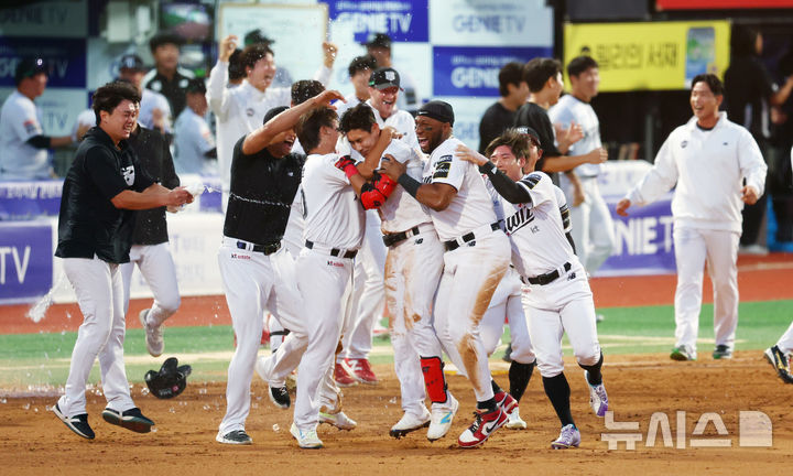 [수원=뉴시스] 전신 기자 = 9일 경기도 수원케이티위즈파크에서 열린 2024 KBO 포스트시즌 준플레이오프 4차전 LG 트윈스와 kt 위즈의 경기에서 연장 11회말 2사 만루 kt 심우준이 끝내기 안타를 친 뒤 동료들에게 축하를 받고 있다. 2024.10.09. photo1006@newsis.com