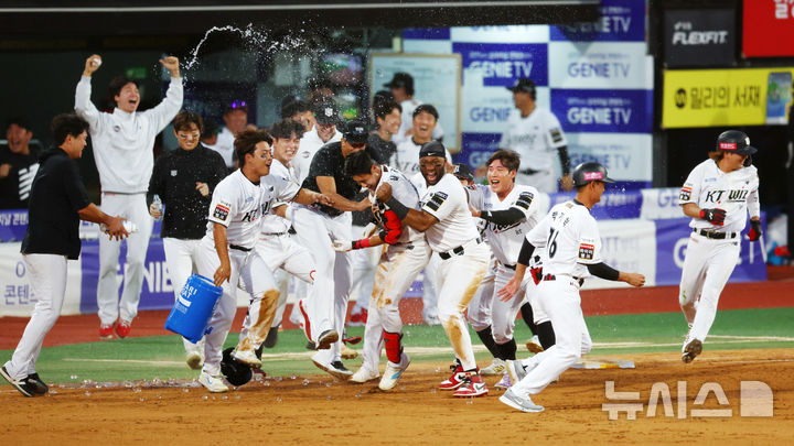 [수원=뉴시스] 전신 기자 = 9일 경기도 수원케이티위즈파크에서 열린 2024 KBO 포스트시즌 준플레이오프 4차전 LG 트윈스와 kt 위즈의 경기에서 연장 11회말 2사 만루 kt 심우준이 끝내기 안타를 친 뒤 동료들에게 축하를 받고 있다. 2024.10.09. photo1006@newsis.com