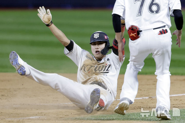 [수원=뉴시스] 최동준 기자 = 9일 경기도 수원케이티위즈파크에서 열린 2024 KBO 포스트시즌 준플레이오프 4차전 LG 트윈스와 kt 위즈의 경기에서 연장 11회말 2사 만루 상황 kt 심우준이 끝내기 안타를 친 뒤 기뻐하고 있다. 2024.10.09. photocdj@newsis.com