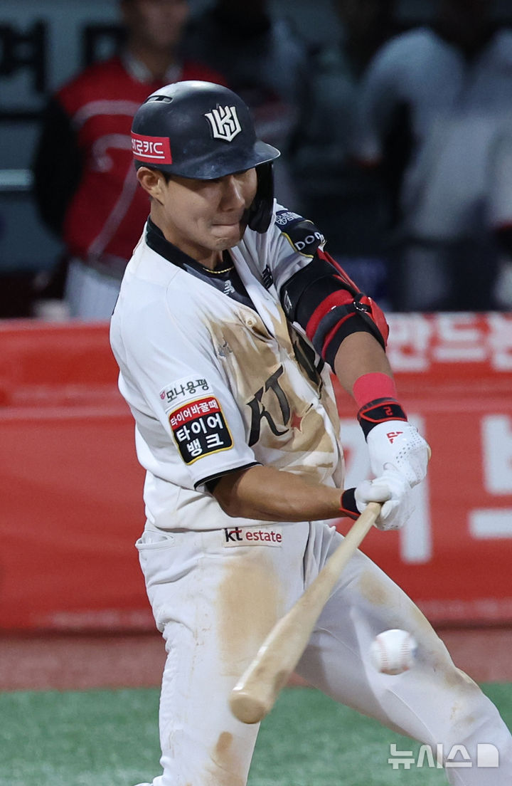 [수원=뉴시스] 김금보 기자 = 9일 경기도 수원케이티위즈파크에서 열린 2024 KBO 포스트시즌 준플레이오프 4차전 LG 트윈스와 kt 위즈의 경기, 11회말 2사 만루 kt 심우준이 끝내기 안타를 치고 있다. 2024.10.09. kgb@newsis.com