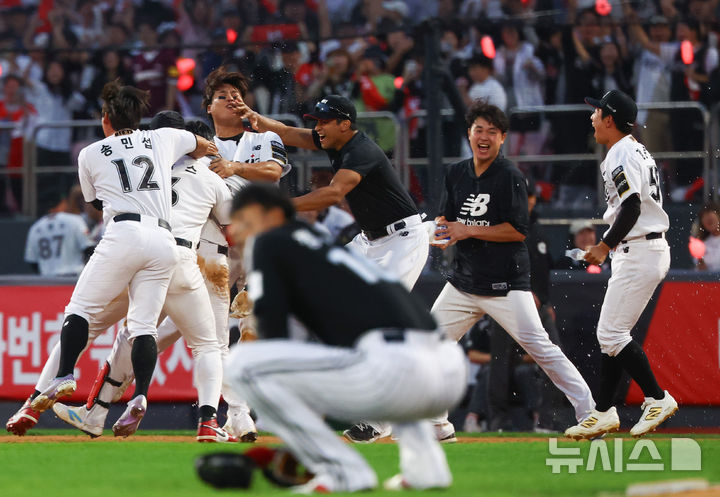 [수원=뉴시스] 황준선 기자 = 9일 경기도 수원케이티위즈파크에서 열린 2024 KBO 포스트시즌 준플레이오프 4차전 LG 트윈스와 kt 위즈의 경기, 연장 11회 말 kt 심우준의 끝내기 안타로 승리를 거둔 kt 선수들이 자축하고 있다. 2024.10.09. hwang@newsis.com