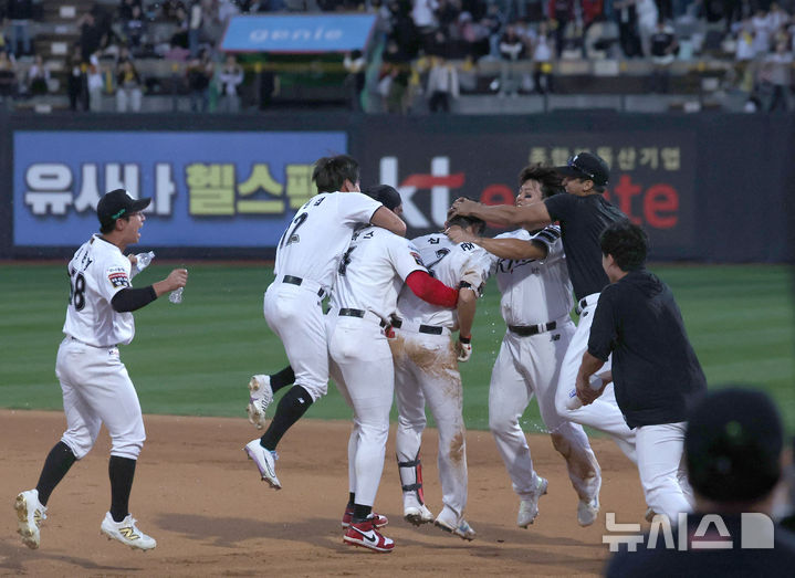 [수원=뉴시스] 김금보 기자 = 9일 경기도 수원케이티위즈파크에서 열린 2024 KBO 포스트시즌 준플레이오프 4차전 LG 트윈스와 kt 위즈의 경기, 11회말 2사 만루 kt 심우준이 끝내기 안타로 6-5 승리를 확정지은 뒤 축하를 받고 있다. 2024.10.09. kgb@newsis.com